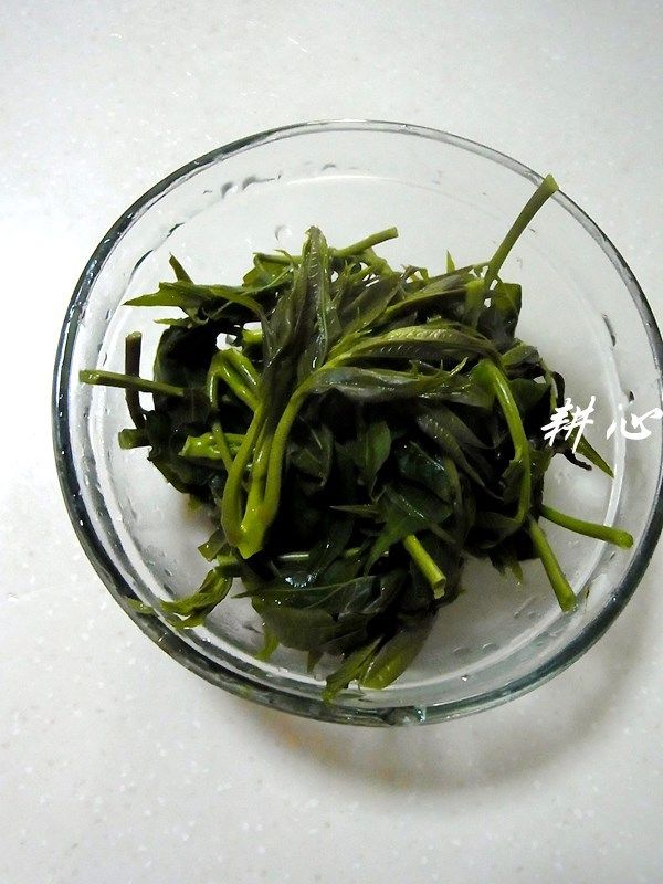 香椿豆腐汤,<a style='color:red;display:inline-block;' href='/shicai/ 130'>香椿</a>洗净，用厨房剪刀剪去头部，用沸水焯烫一下，沥干，待用。