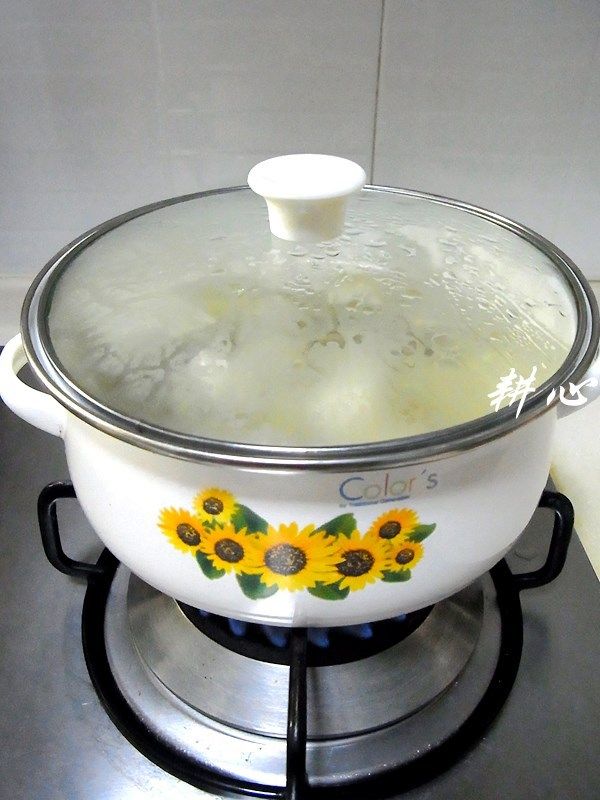 香椿豆腐汤,盖锅盖,大火煮滚,转文火煮熟。