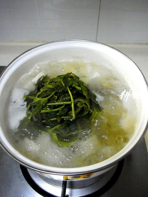 香椿豆腐汤,放入香椿,煮滚。