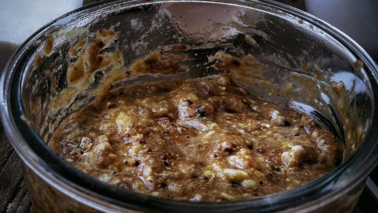 健康免烤快手的 红枣胡萝卜蛋糕,用筷子搅拌几下,大致混合均匀就行,不要过度搅拌 面糊就是比较粗矿的样子