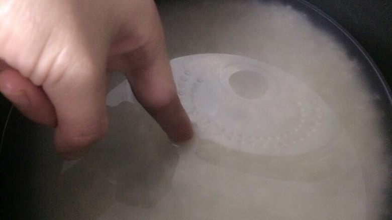 腊味饭,把米洗好,量好水