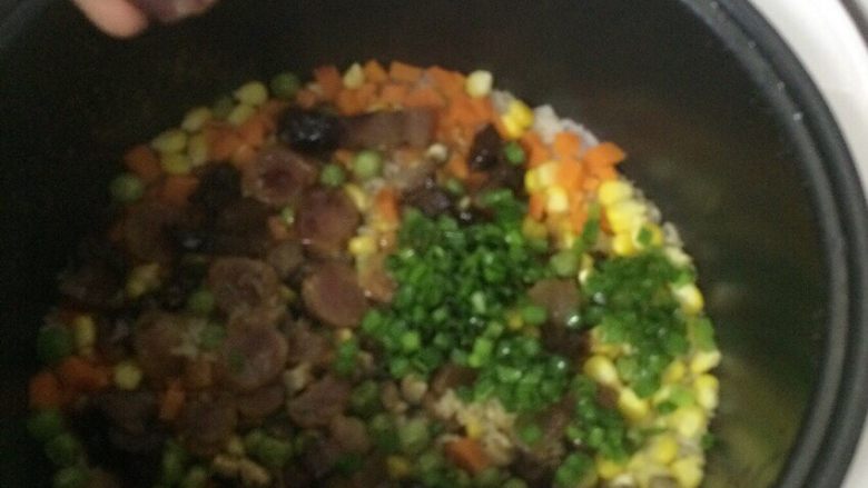 腊味饭,煮好后,焖五分钟后,把葱花倒入电饭锅,搅拌均匀