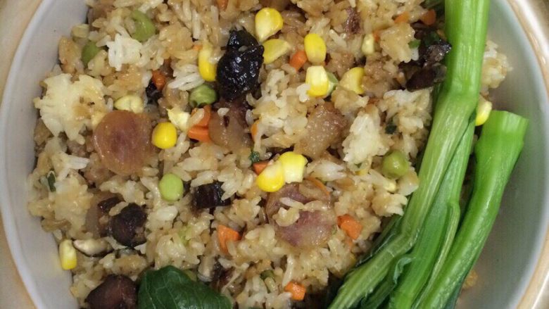 腊味饭,我用煲仔盛出来再煮了一会,就有饭焦吃,煮好,再烫青菜放上去。