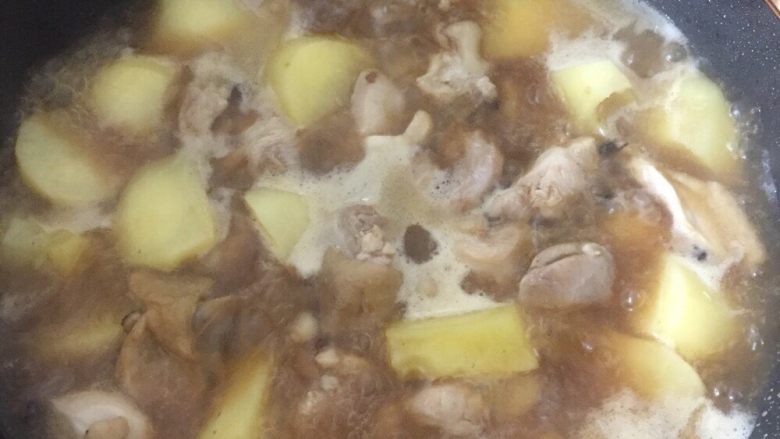 鸡肉粉丝土豆,锅里加水、酱油、料酒、盐适量