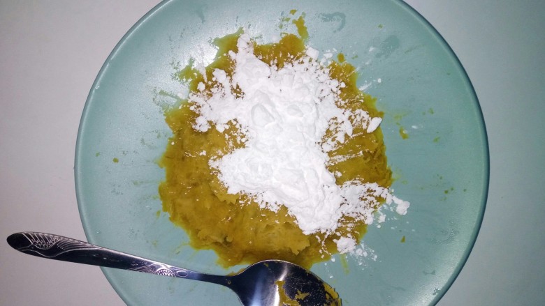 牛奶芋圆,在红薯泥中加入木薯粉,极少量水,揉20分钟。一边揉一边加木薯粉和水,直到不粘手为止。