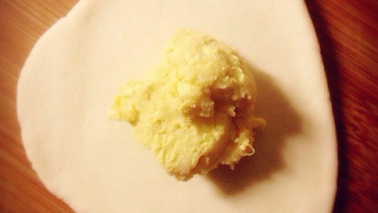 奶酪蛋黄包,擀皮包馅儿