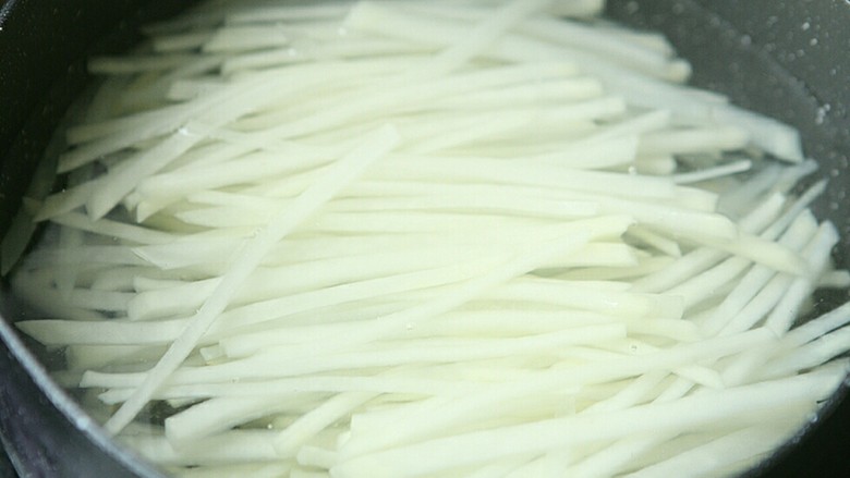 夏日小菜凉拌土豆丝,放入土豆丝,水再次开后再煮一分钟。