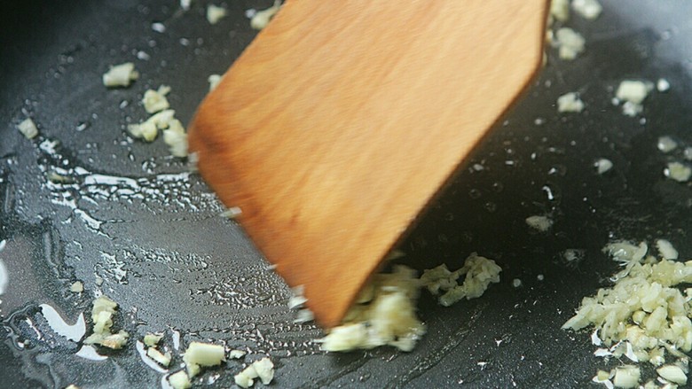 夏日小菜凉拌土豆丝,锅内热油,放入姜蒜蓉爆香。