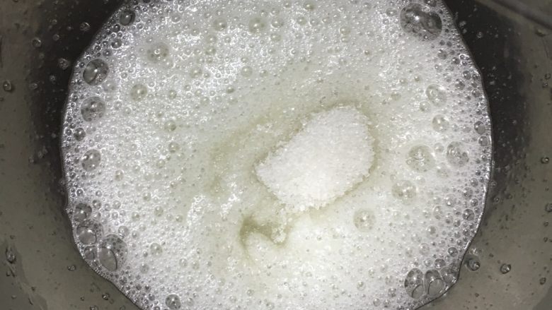 可可旋风草莓蛋糕卷,接着打蛋白,出现大泡时加入20克糖