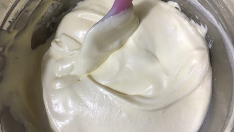 可可旋风草莓蛋糕卷,快速地翻拌混合,这时的蛋糊是细腻有光泽的,没有出现气泡