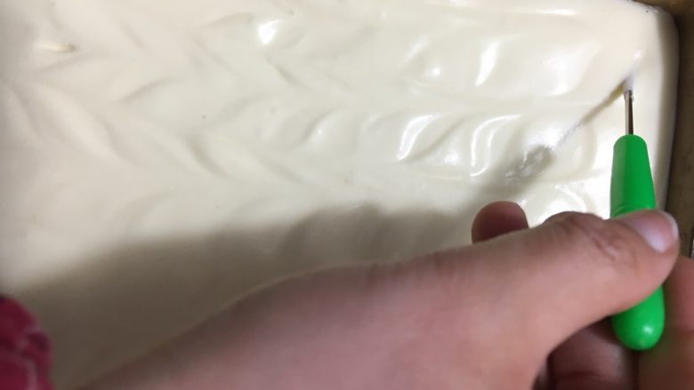 可可旋风草莓蛋糕卷,震几下烤盘,再用细针或竹签来回划拉一遍,使表面平整