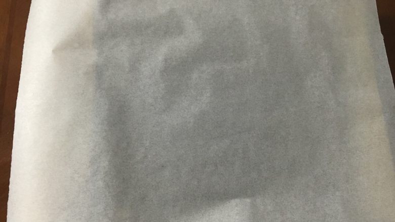 可可旋风草莓蛋糕卷,稍微冷却后,上面重新盖张油纸