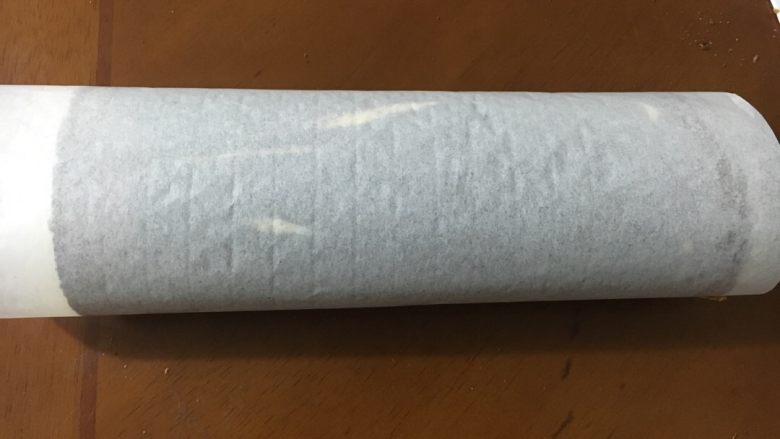 可可旋风草莓蛋糕卷,趁有余温时卷起来,定型半小时