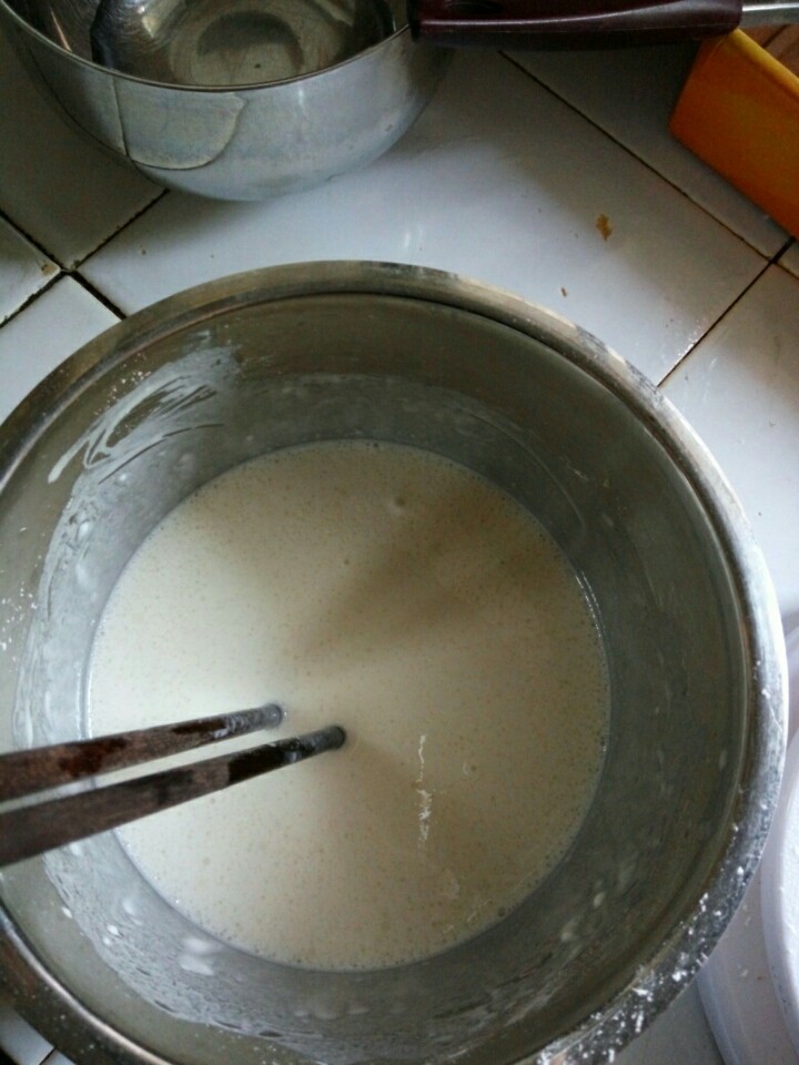 客家糯米糍粑,搅拌均匀后过筛,准备上锅蒸熟。大概15分钟左右吧。蒸的时候,记得拿布或者盖子盖好,防止倒气水。