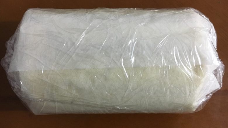 可可旋风草莓蛋糕卷,可以用油纸或者保鲜膜辅助的包好,放冰箱冷藏保存