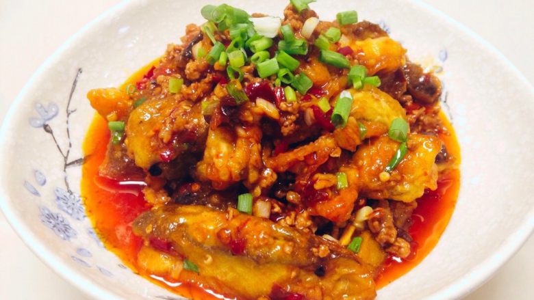 鱼香茄子,然后加入小葱葱白部分,再加入适量的味汁,大火翻炒收汁即可出锅。最后把小香葱葱花洒在茄子上面即可成菜。