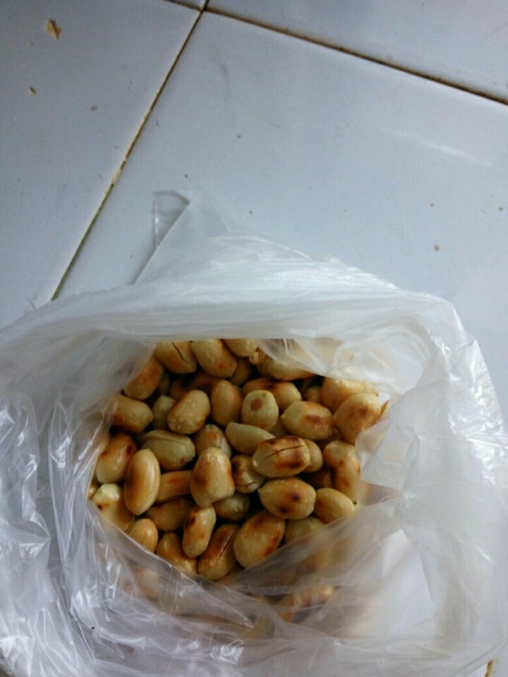 客家糯米糍粑,剥完花生衣,装袋准备锤碎。家里没有那个理料机,只能手工锤碎,所以没有很细腻的粉。