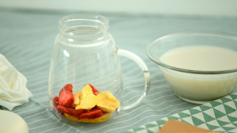 简单两步泡一杯椰汁果茶,依次放入1片柠檬、5-8片草莓、3片黄桃到果茶杯。柠檬最好先放,在最下面,味道泡的更浓,且吃上面的水果也很容易。