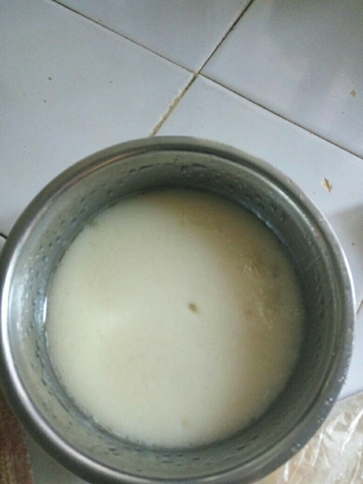 客家糯米糍粑,蒸好的样子。趁热的时候搅拌成稠稠的样子,看起来比较少粘粘的,充分的搅拌让糯米糍口感更糯口放到温温的就可以吃了