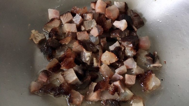 铯(Sei )饭,腊肉先下锅,炒至出油