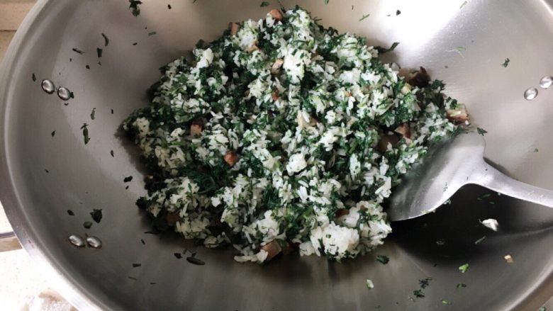 铯(Sei )饭,加煮熟的糯米饭,加胡椒,酱油,等调味。因腊肉有盐,就没加盐了?