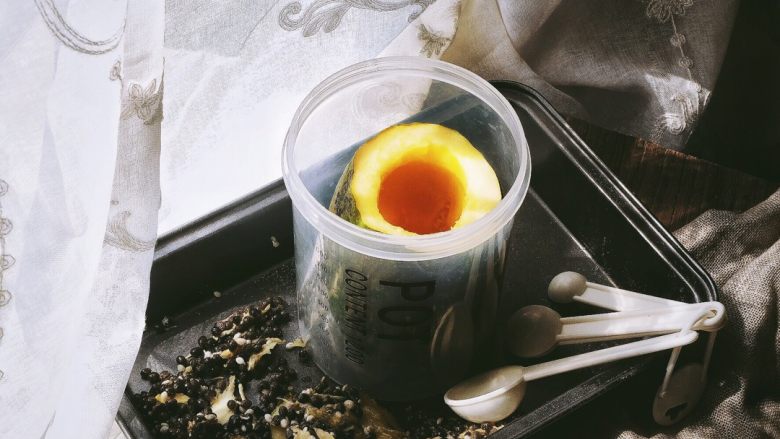 木瓜椰奶冻,放入一个能立住的容器中,冷藏备用