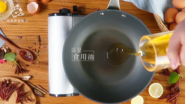 香椿炒鸡蛋,春季食补新主张,锅中倒入适量食用油