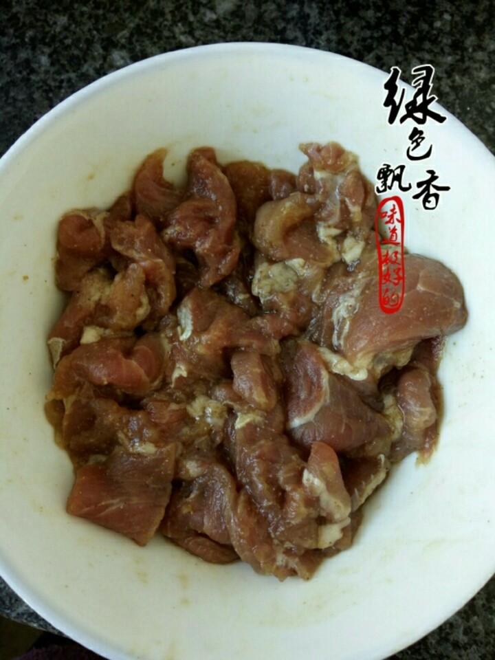 水煮肉片,将里脊肉切片，放少许盐，胡椒粉，料酒，生抽，蚝油，水淀粉腌制