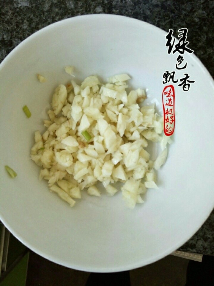 水煮肉片,蒜切末