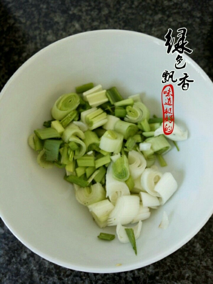 水煮肉片,蒜苗切碎