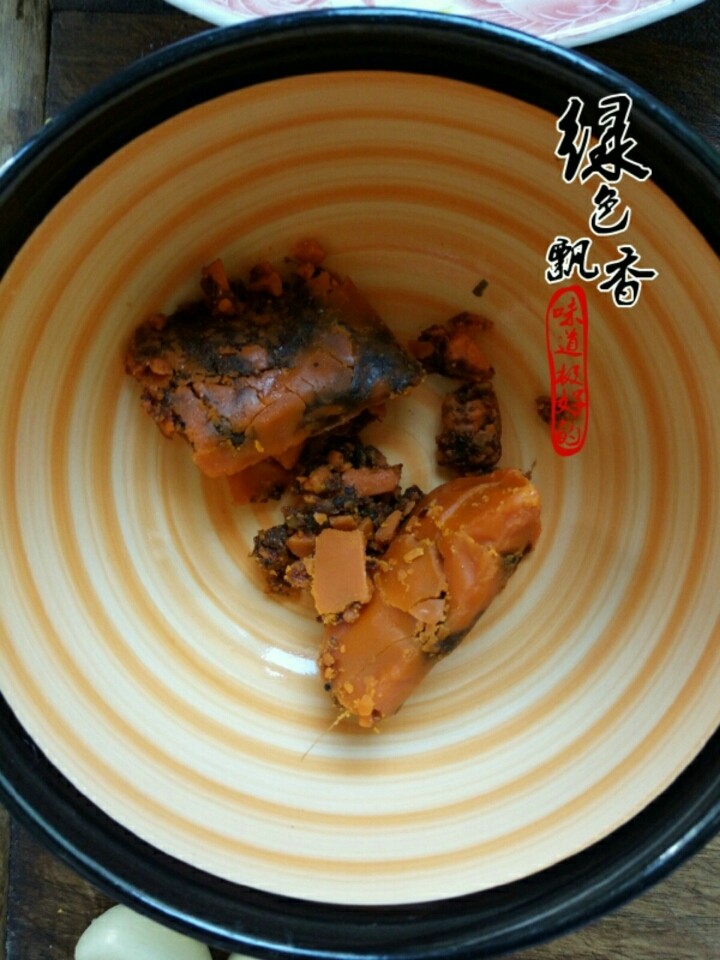 水煮肉片,准备火锅底料适量