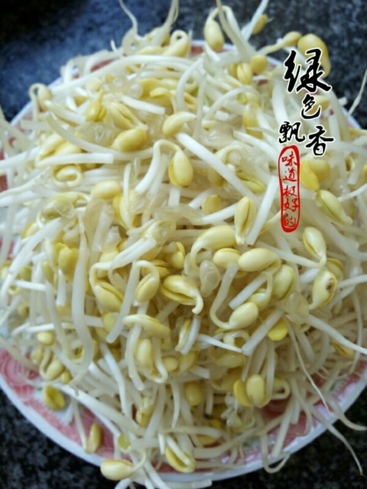 水煮肉片,根据个人喜好，准备蔬菜，我准备的是豆芽