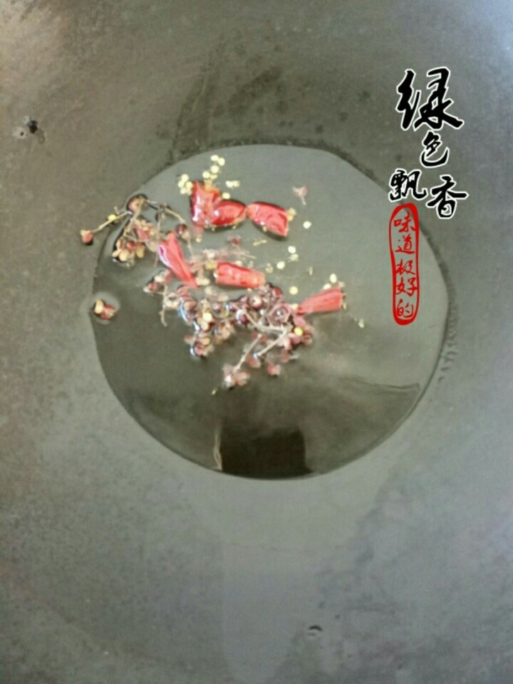 水煮肉片,开火，锅里倒入色拉油，放干辣椒和花椒，小火煸香，不要煸糊，捞掉香料