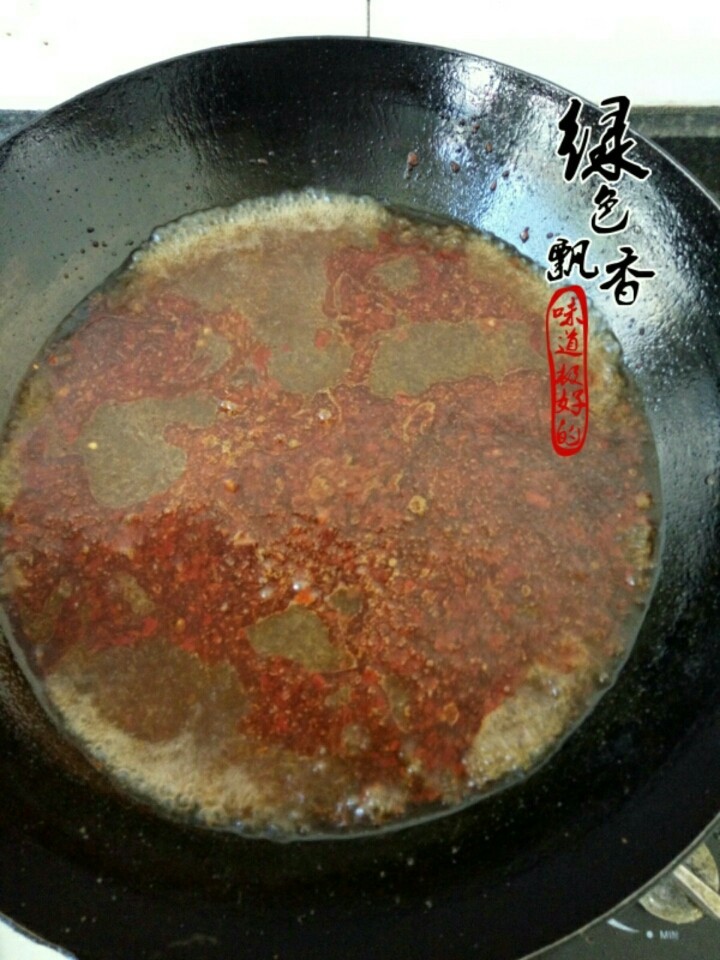 水煮肉片,加入适量开水（如有高汤加入也可以），水开，依次加入盐，生抽，老抽，料酒，胡椒粉，少许蚝油，少许醋，糖调味。