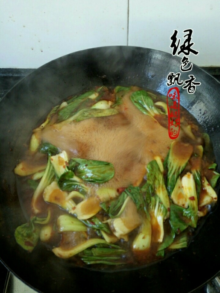 水煮肉片,开锅，放入油菜，焯熟捞出