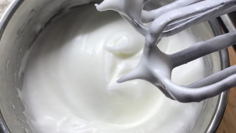 提拉米苏手指饼干版,蛋白加入砂糖,硬性发泡
