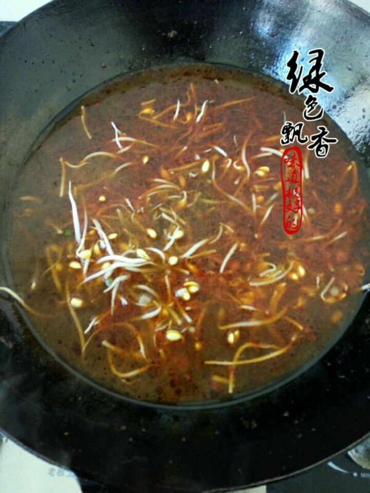 水煮肉片,继续放入豆芽，焯熟