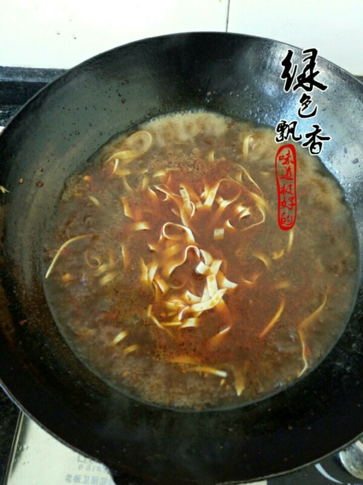 水煮肉片,再将豆腐皮丝也放入锅中焯熟