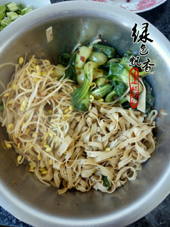 水煮肉片,将焯熟的油菜，豆芽，豆腐皮放入盆中码放