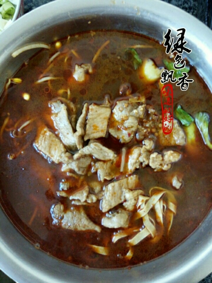 水煮肉片,将里脊肉片放入锅中，小火，煮至肉片成熟捞出码放到蔬菜上，汤汁也一并倒入器皿中即可