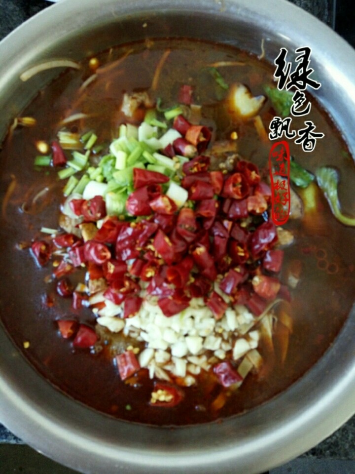 水煮肉片,依次放蒜苗末，蒜末，干辣椒碎