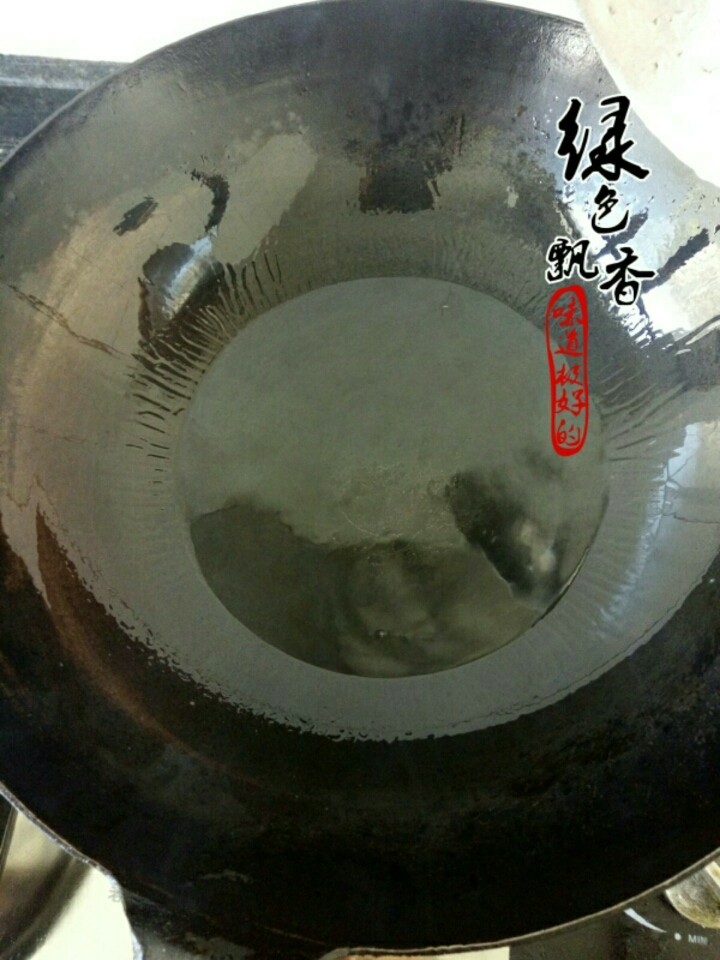 水煮肉片,继续，锅中倒油，加热至180度，将油喷在辣椒，蒜末上