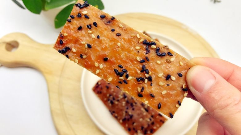 宝宝辅食:猪肉脯-30M+ ,此时肉片颜色会变深,体积也会变小,做了小小一片,肉痛,赶紧吃一块补一补。
》边缘部分会比较硬,这部分可以自己先吃为快。