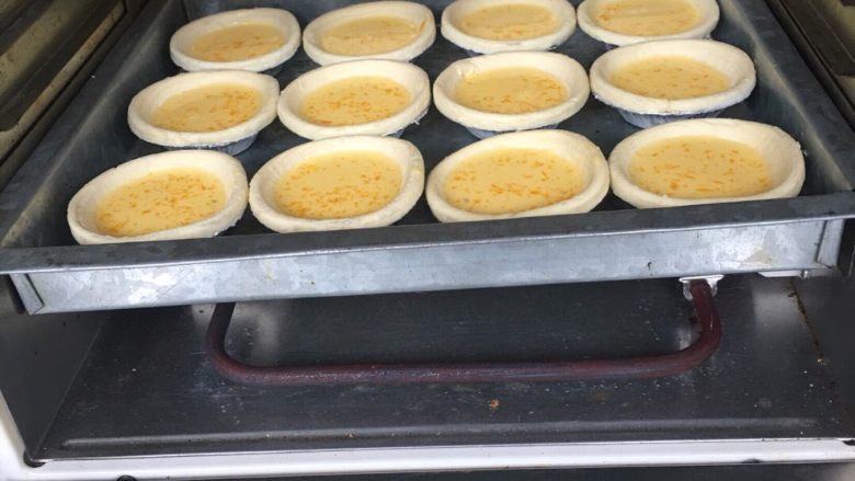 蛋挞,放入烤箱准备烤