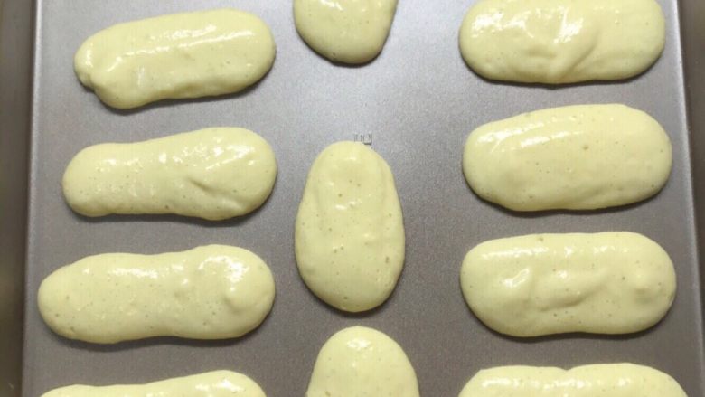 提拉米苏手指饼干版,挤入烤盘上下火150度,15分钟
