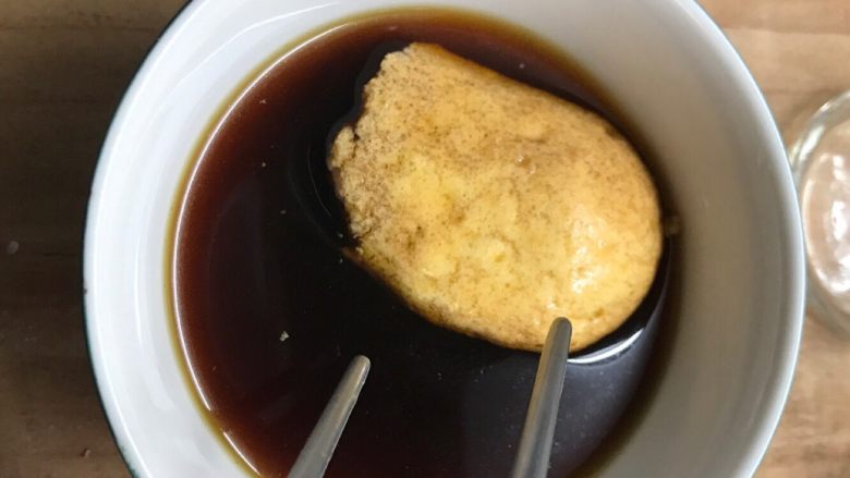 提拉米苏手指饼干版,烤好的手指饼干泡在咖啡酒里,反面外表沾湿就好~不要泡透了