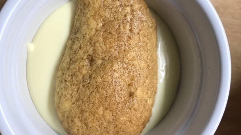 提拉米苏手指饼干版,倒入一层芝士糊~淹没之前的手指饼干~再放一块手指饼干
