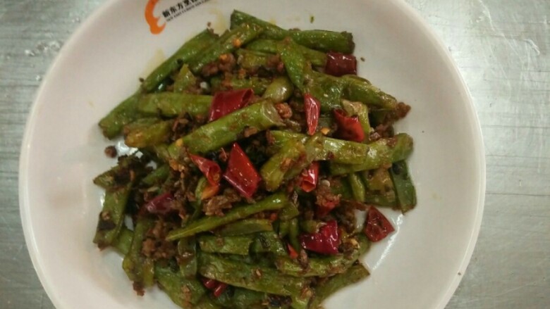 干煸四季豆,将小料过油，放入四季豆翻炒，调味 根据个人口味 放入盐糖味精 翻炒 出锅