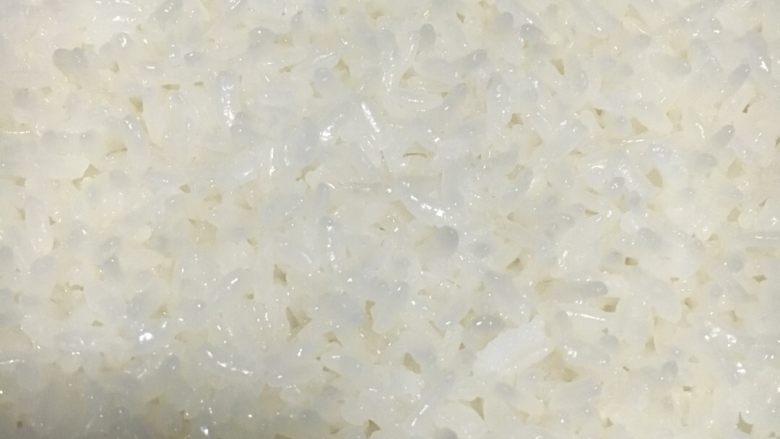 蛋黄糯米烧卖,蒸好的糯米饭粒粒分明,偏干一些才好
