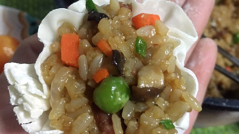 蛋黄糯米烧卖,再从锅里找些豌豆,香菇,胡萝卜点缀在顶上,色彩更丰富